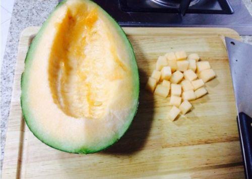 哥哥吃哈密瓜,甜蜜时光的温馨回忆