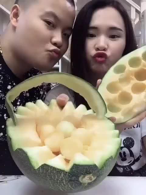 哥哥吃哈密瓜,甜蜜时光的温馨回忆