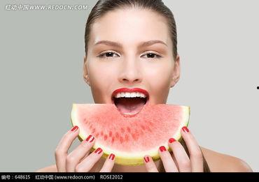 旅游美女吃瓜图片