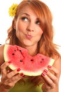 旅游美女吃瓜图片