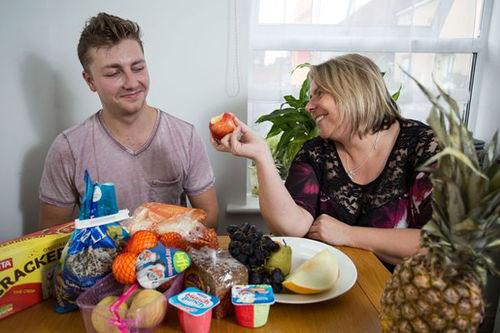 鸡块妹吃瓜动作,演绎夏日清凉风情
