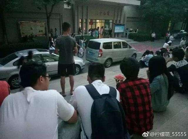 吃瓜群众在西安吃瓜,吃瓜群众的热闹一幕