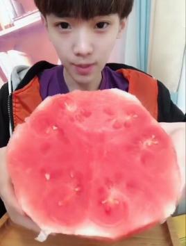 帅哥视频吃瓜网站,揭秘网红帅哥视频背后的吃瓜故事