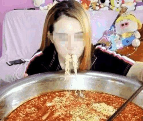 吃瓜楼顶忘关麦,意外直播引发网友热议