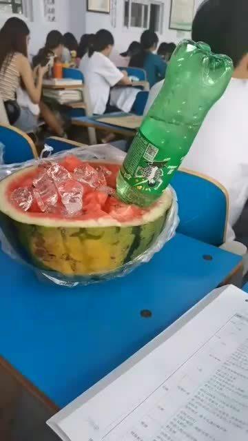 夏天晚上围坐吃瓜,围坐共度清凉时光