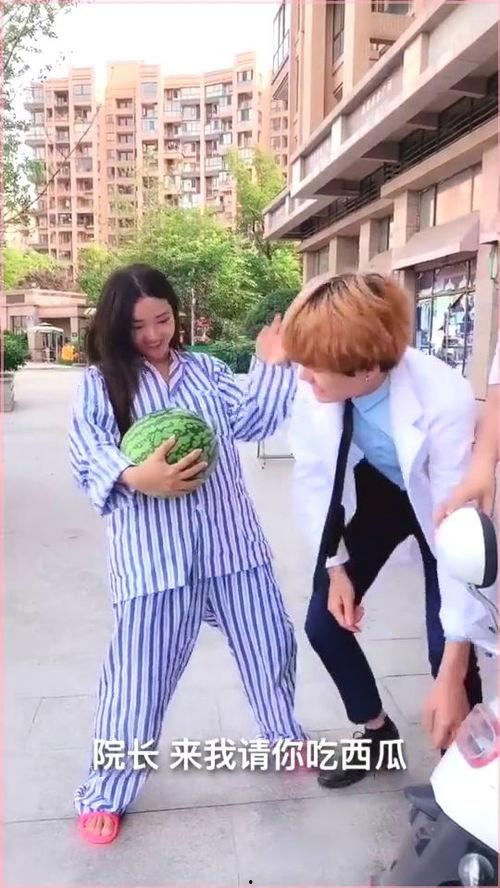 姐姐给妹妹吃瓜,妹妹喜收瓜果温情时刻