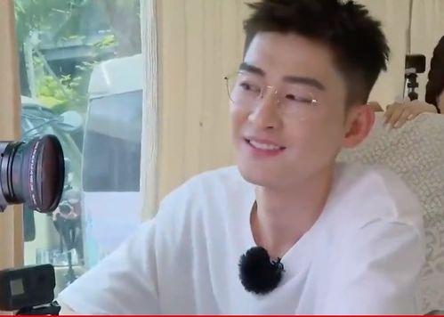 请老婆吃瓜图片,老婆笑纳瓜果，幸福满溢温馨时光