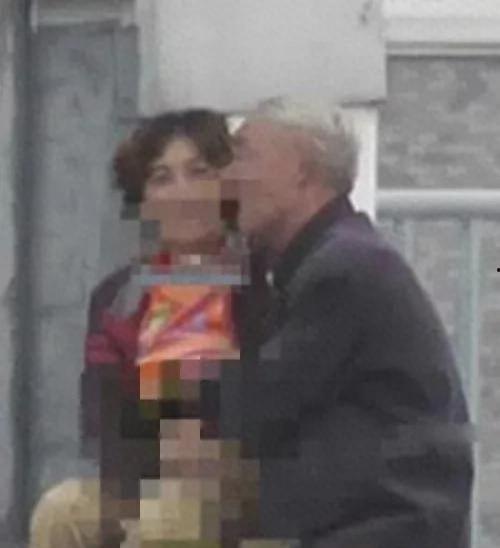 大爷大妈吃瓜现场,欢乐氛围感染众人