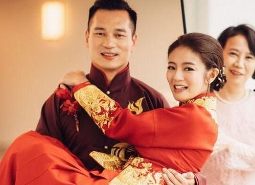 红色中式新娘吃瓜,喜庆氛围浓烈