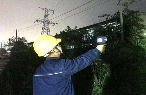 开锁小哥现场吃瓜