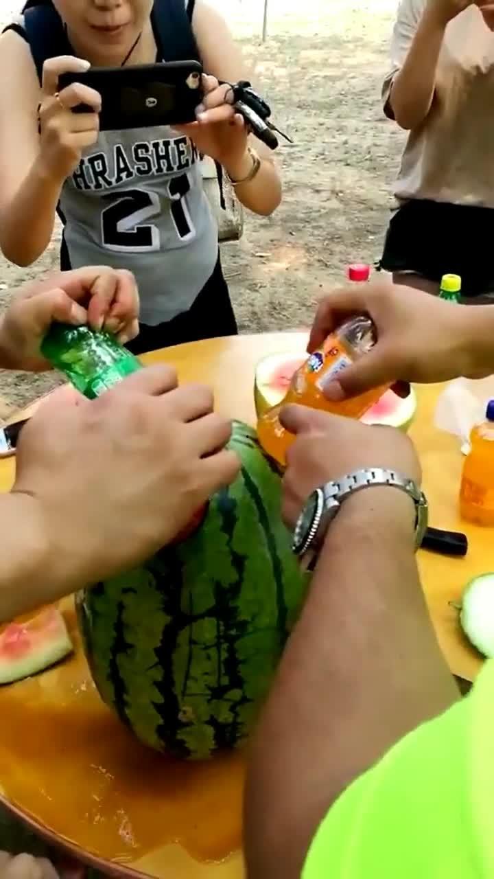 吃瓜少女喝雪碧