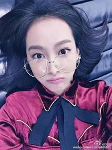 吃瓜女戴眼镜,揭秘时尚与趣味并存的生活态度