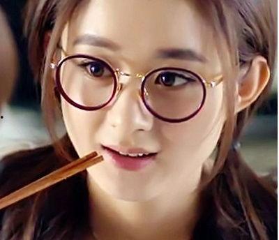 吃瓜女戴眼镜,揭秘时尚与趣味并存的生活态度