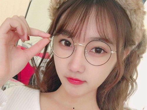 吃瓜女戴眼镜,揭秘时尚与趣味并存的生活态度