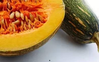 女人在河北吃瓜,瓜香四溢，品味生活新风尚