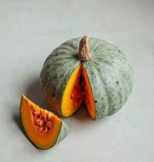 女人在河北吃瓜,瓜香四溢，品味生活新风尚